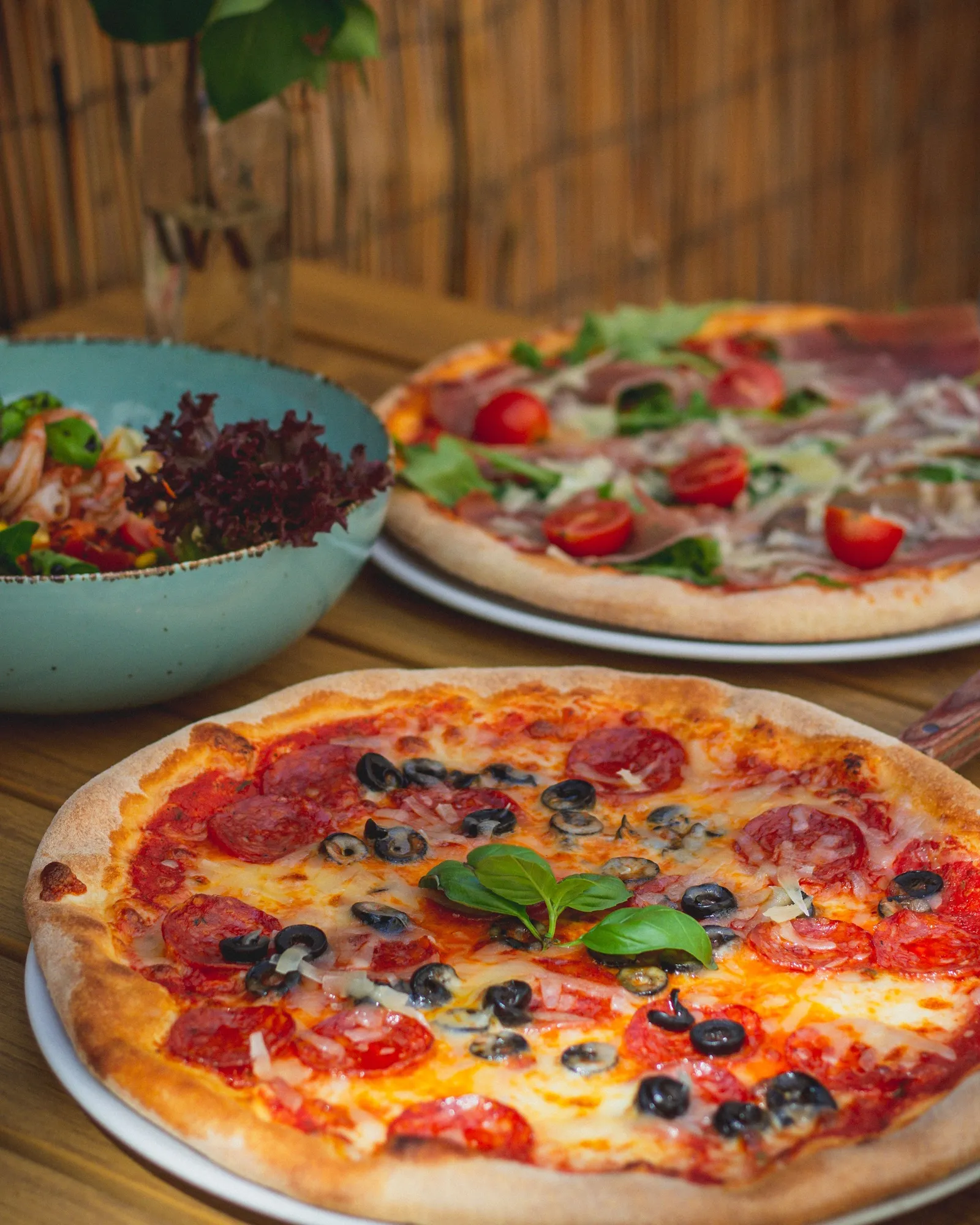 Una pizza appena uscita dal forno